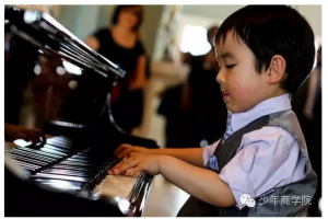 这个四岁男孩演奏世界名曲，让亿万父母懂得什么叫真正的“兴趣育儿”