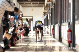 日本从小用“擦地板”修炼孩子品德，小习惯能有大影响