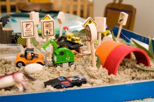 日本孩子如何将沙子改造为创意学习工具
